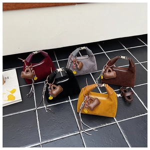Gruppe von Wildleder-Mondtaschen in fünf Farben mit Schnallen und Anhängern