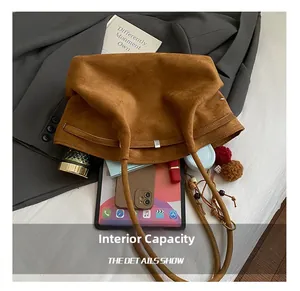 Vue détaillée du grand sac cabas en daim marron montrant l'intérieur spacieux et tablette