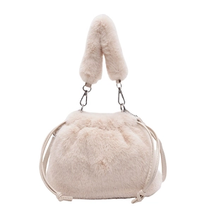 Sac à main chic en fausse fourrure beige avec cordon de serrage et bandoulière en peluche