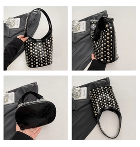 Mehrere Ansichten der schwarzen Punk-Beuteltasche mit silbernen Nieten und Ledertextur