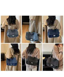 Collage de sacs bandoulière en denim matelassé bleu et noir avec bandoulières en chaîne