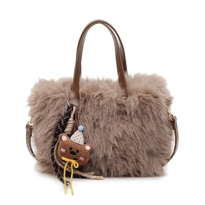 Plüsch-Beuteltasche in Taupe mit Lederriemen und niedlichem Bären-Anhänger
