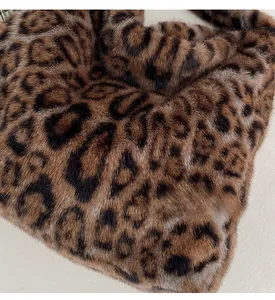 Gros plan du sac fourre-tout en peluche léopard montrant la texture douce de la fausse fourrure