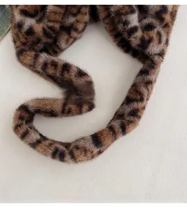 Détail de la bandoulière en fausse fourrure léopard montrant la texture douce et pelucheuse