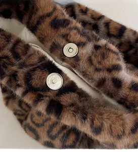 Détail du cabas en fausse fourrure léopard avec un fermoir magnétique circulaire argenté