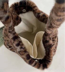 Détail du sac peluche léopard montrant la doublure intérieure et le fermoir magnétique