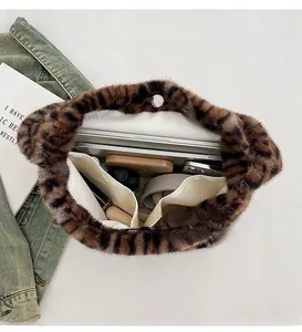 Détail intérieur du cabas en peluche léopard montrant sa grande capacité et sa texture douce