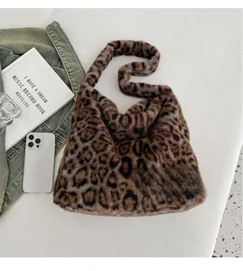 Gros plan détaillé du sac cabas en fausse fourrure léopard avec téléphone pour l'échelle