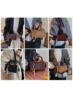 Détails de sacs bandoulière vintage avec glands perlés en plusieurs couleurs d'automne