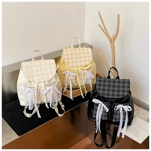 Tre zaini scolastici casual in beige, giallo e nero con fiocchi e dettagli a quadri