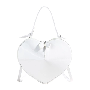 Dettaglio frontale di una borsa a mano bianca lucida a forma di cuore con tracolla.