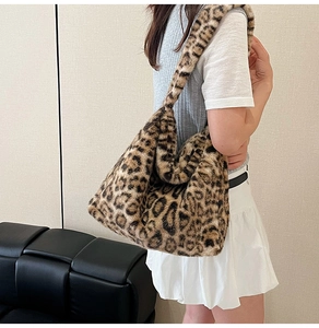 Détail du sac fourre-tout en peluche léopard avec texture douce et large bandoulière