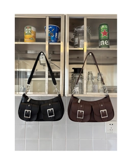 Detail der Taschen mit Doppeltaschen, silbernen Metallschnallen und Lychee-Narbenleder