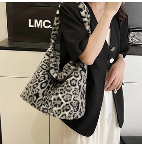 Détail de la texture en peluche et de l'imprimé léopard noir et blanc du sac cabas