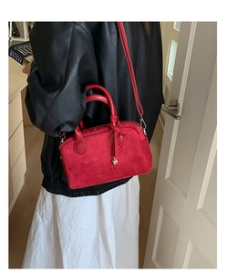 Bolso bandolera de ante rojo chic con colgante de corazón y asas superiores dobles