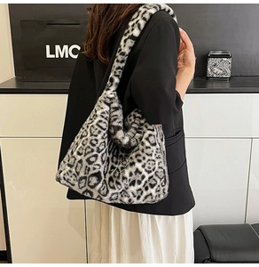 Grand sac cabas en peluche léopard porté à l'épaule montrant la taille et la coupe