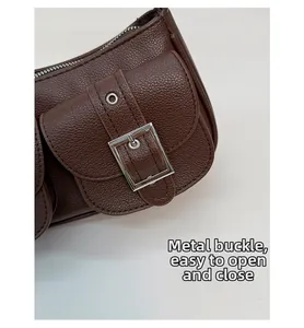 Detailansicht der dunkelbraunen Ledertasche mit silberner Schnalle und Metallösen