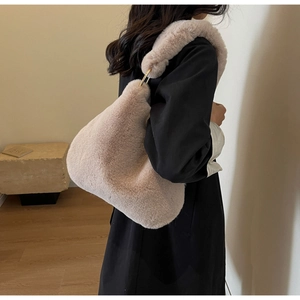 Détail d'un sac hobo en fausse fourrure avec anneau métallique doré élégant sur l'anse