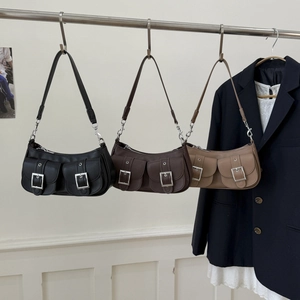 Drei Farben von Halbmondtaschen aus Kunstleder mit Vordertaschen und Metallschnallen
