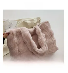 Détail de la texture d'un sac cabas en fausse fourrure rose avec poignée en peluche