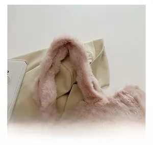 Detalle de cerca de la correa ancha de felpa en el bolso tote rosa de piel sintética