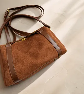 Détails du sac Boston en daim caramel avec doubles fermetures à glissière dorées