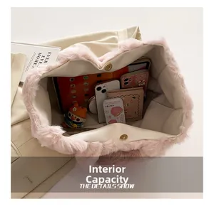 Detalle interior del bolso tote de cuero beige con espacio para tablet y móviles
