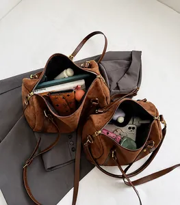 Vue détaillée du sac Boston en daim marron montrant une grande capacité de stockage