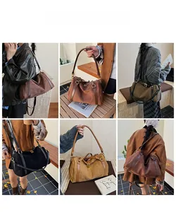 Détails de grands sacs Boston en daim en plusieurs couleurs portés par des modèles