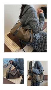 Détail du sac Boston en daim avec finitions dorées et bandoulière en cuir noir