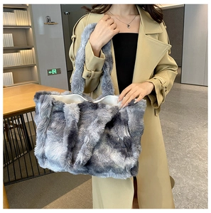 Detalle del bolso tote de piel sintética suave con textura de felpa y gran capacidad