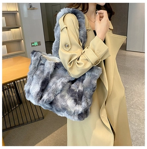 Grand sac cabas en fausse fourrure bleu-gris avec un trench-coat kaki élégant