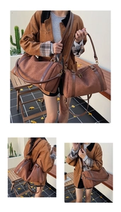 Sacs Boston en daim marron de deux tailles avec lanières en cuir et garnitures dorées