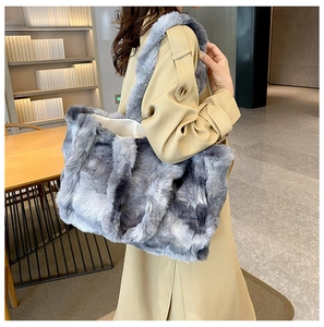 Bolso tote de piel sintética en el hombro de una modelo con gabardina en interiores