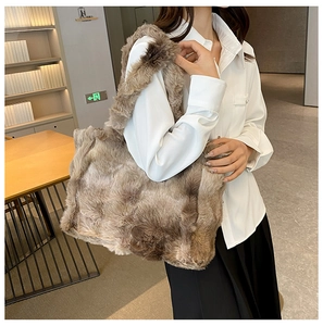 Bolso tote grande de pelo sintético marrón con textura suave para el invierno
