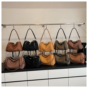 Détail de sacs bandoulière en daim vintage à grande capacité en cinq coloris classiques