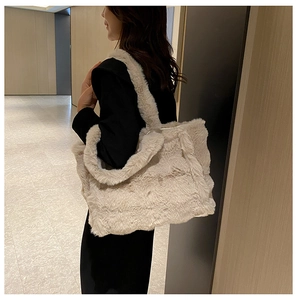 Détail du sac cabas en fausse fourrure douce avec large bandoulière en blanc crème chaud