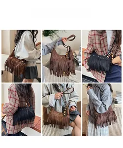 Détail de sacs à bandoulière vintage à franges avec rivets étoiles et perles