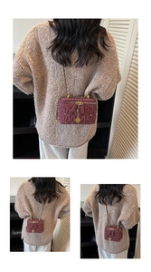 Détail du sac matelassé bordeaux avec perles et pendentif fleur dorée élégant