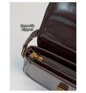 Λεπτομερής κοντινή λήψη του λείου χρυσού φερμουάρ σε αυτή την καφέ τσάντα ώμου