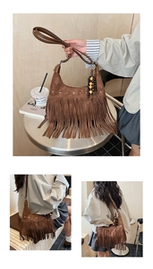 Détail du sac vintage en daim marron à franges avec rivets étoiles et perles en bois