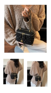 Détails du sac boîte matelassé noir avec strass brillants et bandoulière chaîne dorée