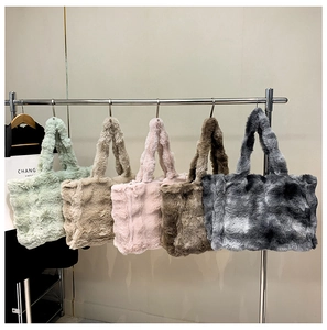 Détails de cabas en peluche fausse fourrure disponibles en cinq couleurs d'automne