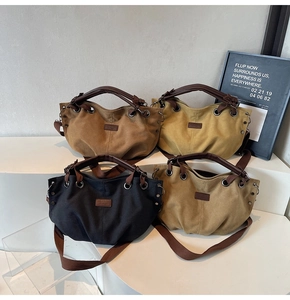 Detalle de bolsos tote de lona en tonos tierra con asas de cuero y ojales metálicos