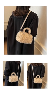 Détail du sac bandoulière en peluche beige avec bandoulière en similicuir sur manteau