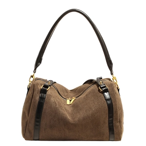 Sac Boston en daim marron avec bandoulière en cuir noir et fermetures éclair dorées