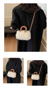 Vue détaillée d'un sac à main en peluche blanche avec anses en cuir marron et boucles