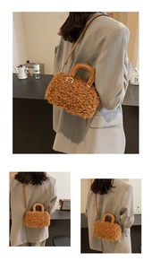 Détails d'un sac à main en peluche caramel avec des lanières en cuir lisse