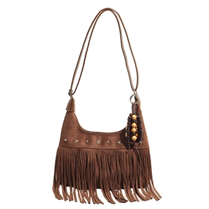 Sac bandoulière en daim marron avec franges bohèmes et rivets en étoile sur fond blanc