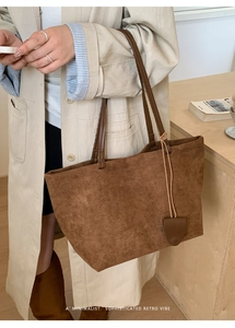 Borsa tote opaca caramello in stile rétro minimalista con trench coat beige